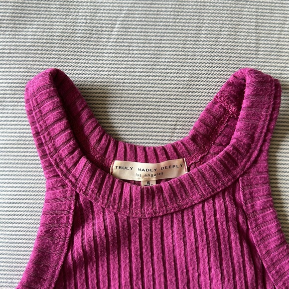 ✨3/$10✨ UO fuschia ribbed knit crop top - Picture 3 of 3